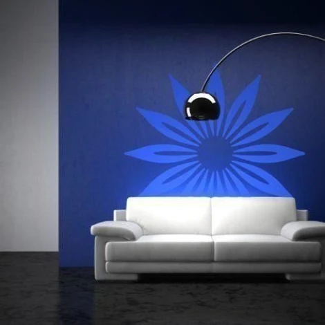 Szablon malarski klasik 017 - Aranżacja w salonie. Ściana w intensywnym niebieskim kolorze z białą sofą