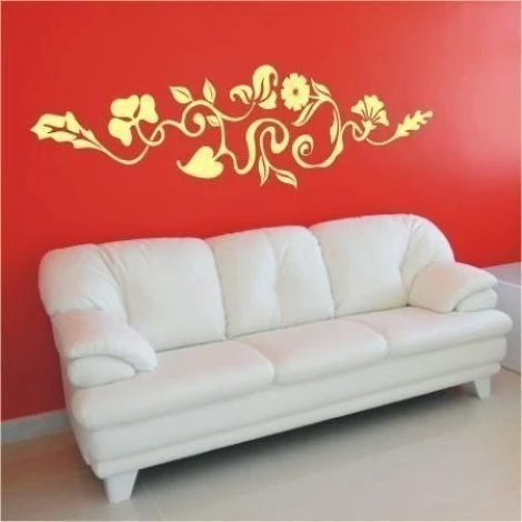 Szablon malarski pnącza 005 - Aranżacja w salonie. Czerwone ściany i jasna kanapa tworzą kontrast