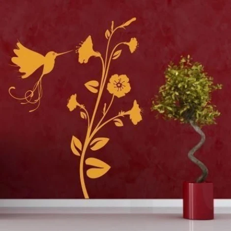 Szablon malarski kwiaty koliber 1102 - Aranżacja w salonie. Ciemnoczerwone ściany z grafiką roślinną