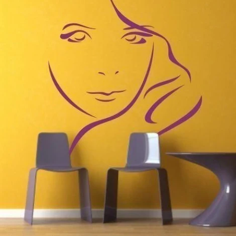 Szablon malarski lady 66 - Aranżacja w salonie. Ściana w kolorze żółtym z minimalistycznym wzorem twarzy