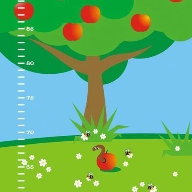 Naklejka miarka wzrostu 1141 - Wzór graficzny. Na zielonym tle znajduje się drzewo z czerwonymi jabłkami, w trawie węże