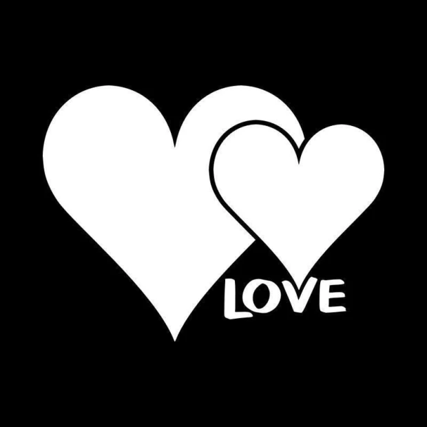Tablica suchościeralna w kształcie dwóch złączonych serc z napisem LOVE na czarnym tle