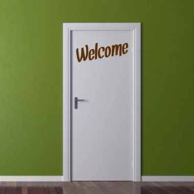 Szablon malarski 02X 19 welcome 1699 - Aranżacja w przedpokoju. Ściana w kolorze zielonym, biała drzwi z napisem