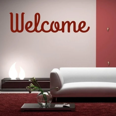 Szablon malarski 02X 20 welcome 1700 - Aranżacja w salonie. Ściany w odcieniach różu, sofa w kolorze białym, dywan czerwony