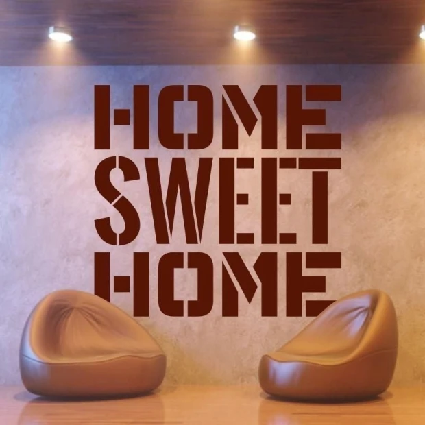 Szablon malarski z napisem home sweet home w przykładowej brązowej kolorystyce na ścianie we wnętrzu