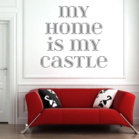 Szablon malarski 02X 12 my home is my castle 1725 - Aranżacja w salonie. Czerwona sofa na tle białej ściany z napisem