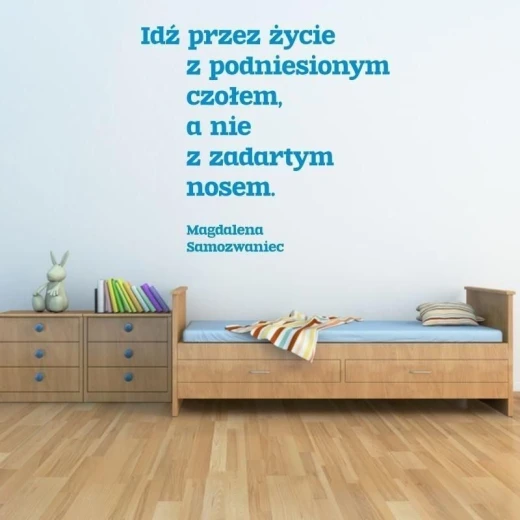 Szablon malarski z cytatem Magdaleny Samozwaniec w przykładowej niebieskiej kolorystyce na ścianie