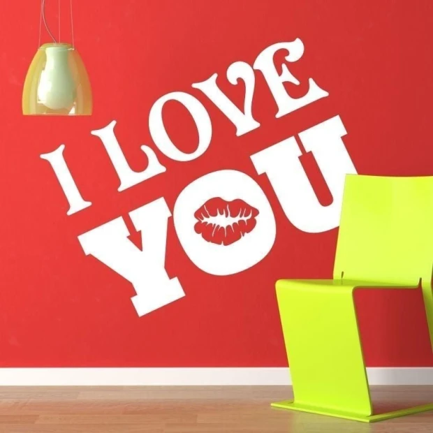 Szablon malarski 02X 15 I love you 1714 - Aranżacja w pokoju. Czerwone ściany, żółty fotel, lampa w kształcie kropli