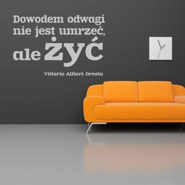 Szablon malarski z cytatem Vittorio Alfieri we wdrożeniu z przykładową jasnoszarą kolorystyką wzoru