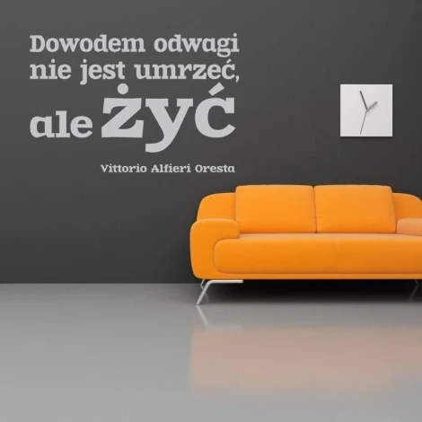 Szablon malarski 02X 15 cytat: dowodem odwagi jest 1747 - Aranżacja w salonie. Ściana w ciemnym kolorze, pomarańczowa sofa