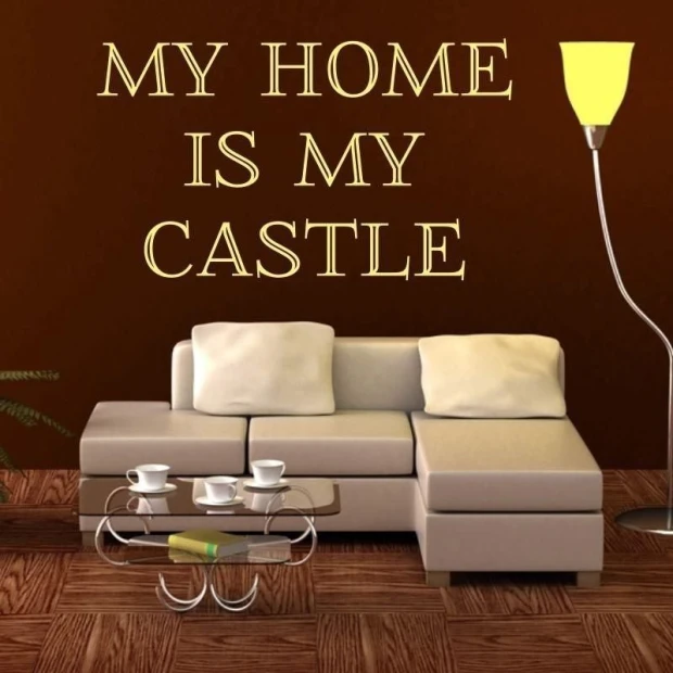 Szablon malarski z napisem my home is my castle w przykładowej jasnobeżowej kolorystyce na ścianie we wnętrzu