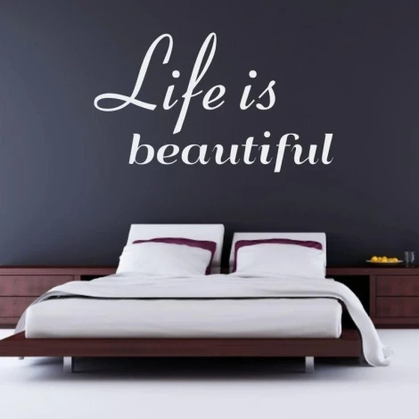 Szablon malarski 02X 16 life is beautiful 1742 - Aranżacja w sypialni. Ściana w ciemnym kolorze, łóżko z białą pościelą