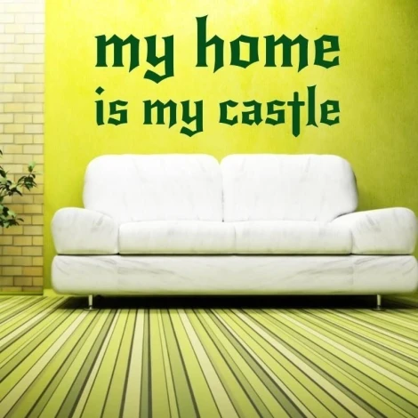 Szablon malarski 02X 17 my home is my castle 1726 - Aranżacja w salonie. Ściany w jasnym kolorze, podłoga w poziome pasy