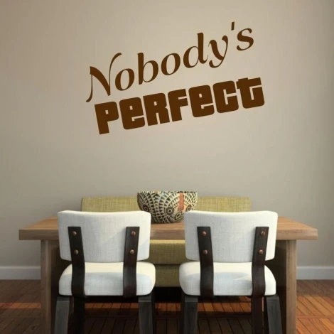 Szablon malarski 02X 17 nobodys perfect 1730 - Aranżacja w jadalni. Ściany w neutralnym kolorze, drewniana podłoga, stół