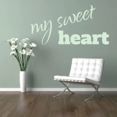 Szablon malarski 02X 17 my sweet heart 1743 - Aranżacja w salonie. Ściana w odcieniu zielonym, na niej napis w stylu
