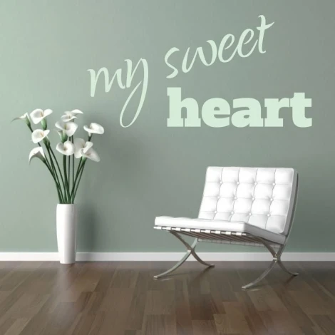 Szablon malarski 02X 17 my sweet heart 1743 - Aranżacja w salonie. Ściana w odcieniu zielonym, na niej napis w stylu