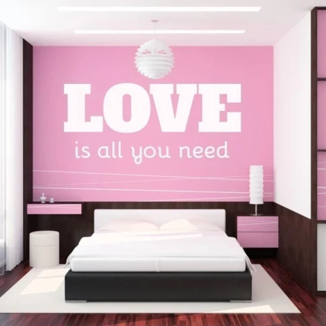 Szablon malarski 02X 18 love is all you need 1723 - Aranżacja w sypialni. Ściany w odcieniu różowym, meble w bieli i czerni
