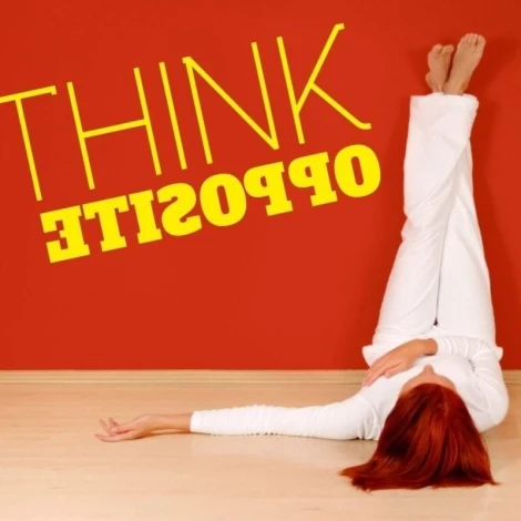 Szablon malarski 02X 18 think opposite 1724 - Aranżacja w salonie. Czerwona ściana z osobą leżącą na podłodze