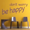 Szablon malarski 02X 18 dont worry be happy 1735 - Aranżacja w nowoczesnym wnętrzu. Żółta ściana z meblami w odcieniach