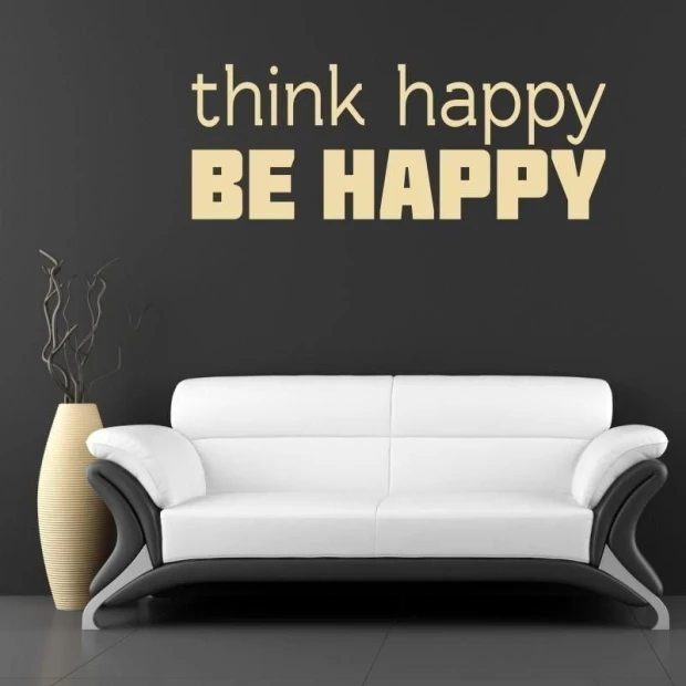 Szablon malarski z cytatem think happy be happy w przykładowej jasnobeżowej kolorystyce na ciemnej ścianie