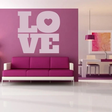 Szablon malarski 02X 23 love 1713 - Aranżacja w salonie. Ściana w kolorze fioletowym, sofa biała, stół i krzesła w podobnych