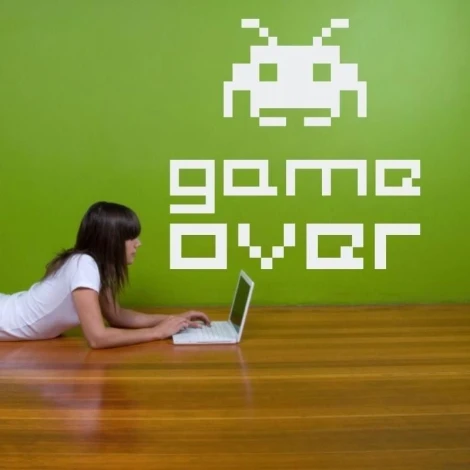 Szablon malarski 02X 23 game over 1717 - Aranżacja w pokoju. Zielona ściana z białym napisem i grafiką