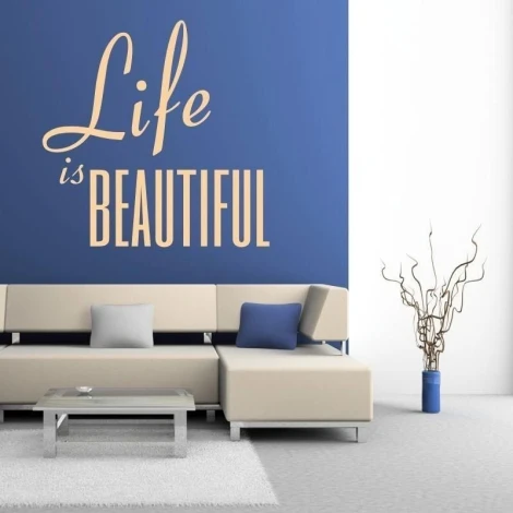 Szablon malarski 02X 23 life is beautiful 1746 - Aranżacja w salonie. Ściana w kolorze niebieskim z napisem