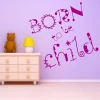 Naklejka 03X 03 born to be child 1708 - Aranżacja w pokoju dziecięcym. Ściana w kolorze fioletowym, meble w jasnych