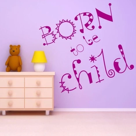 Naklejka 03X 03 born to be child 1708 - Aranżacja w pokoju dziecięcym. Ściana w kolorze fioletowym, meble w jasnych