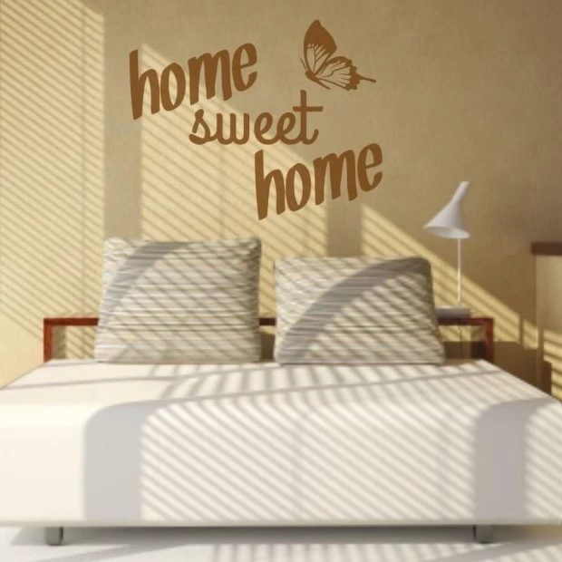 Naklejka 03X 20 home sweet home 1720 - Aranżacja w sypialni. Ściany w jasnym kolorze, łóżko z poduszkami w paski