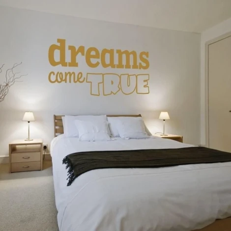 Naklejka 03X 24 dreams come true 1718 - Aranżacja w sypialni. Ściany w jasnym kolorze, łóżko z drewnianą ramą i lampki nocne