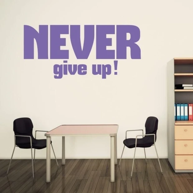 Naklejka 03X 24 never give up 1716 - Aranżacja w biurze. Ściany w jasnym kolorze, podłoga drewniana, proste meble