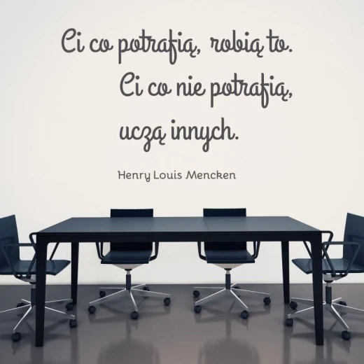 Szablon malarski z cytatem Henry\'ego Louisa Menckena w przykładowej ciemnoszarej kolorystyce