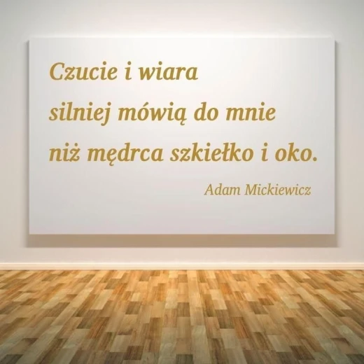 Szablon malarski z cytatem Adama Mickiewicza w przykładowej złotej kolorystyce zaprezentowany na ścianie