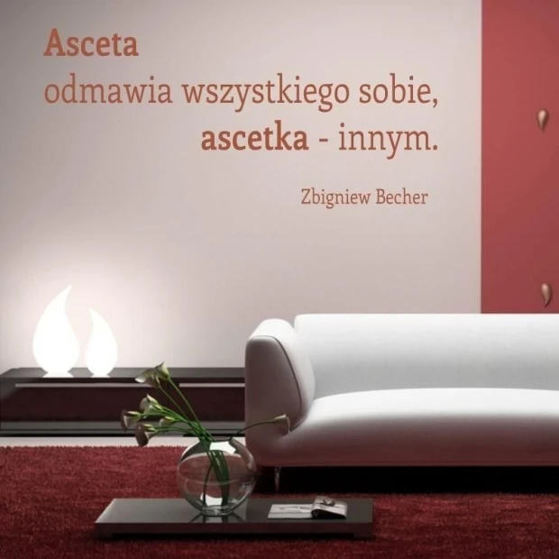 Szablon malarski z cytatem Zbigniewa Bechera we wdrożeniu z przykładową brązową kolorystyką na ścianie