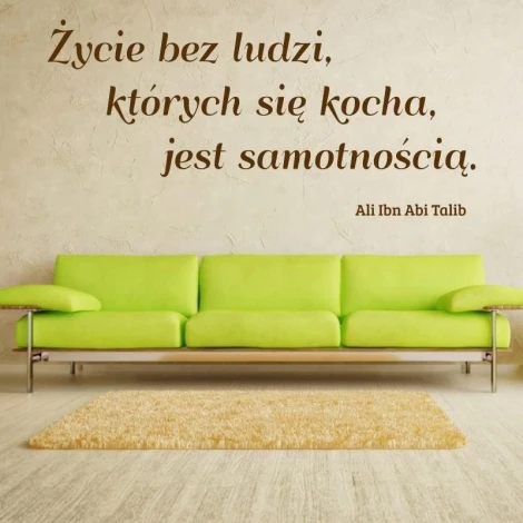 Szablon malarski 02X 18 cytat: życie bez ludzi 1767 - Aranżacja w salonie. Ściany w jasnym kolorze, sofa w intensywnym
