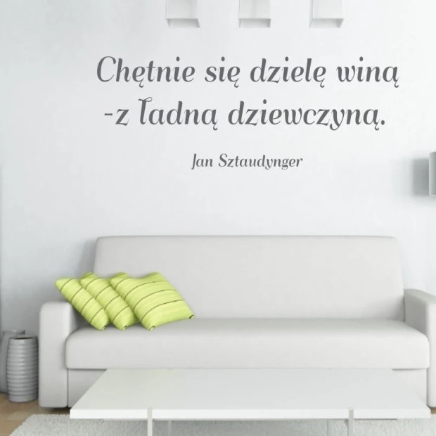 Szablon malarski z cytatem Jana Sztaudyngera w przykładowej szarej kolorystyce na ścianie nad sofą