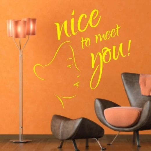Naklejka ścienna z profilem kobiety i napisem nice to meet you na ścianie we wnętrzu, w przykładowym żółtym kolorze