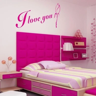 Naklejka 03X 19 I love you 1734 - Aranżacja w sypialni. Ściany w jasnym kolorze, różowe akcenty w meblach