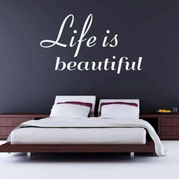 Naklejka ścienna z przykładowym białym napisem Life is beautiful, naklejona na ścianie