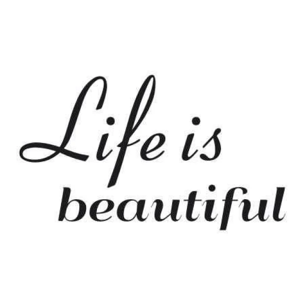 Naklejka ścienna z przykładowym czarnym napisem Life is beautiful, pokazana jako wzór na białym tle