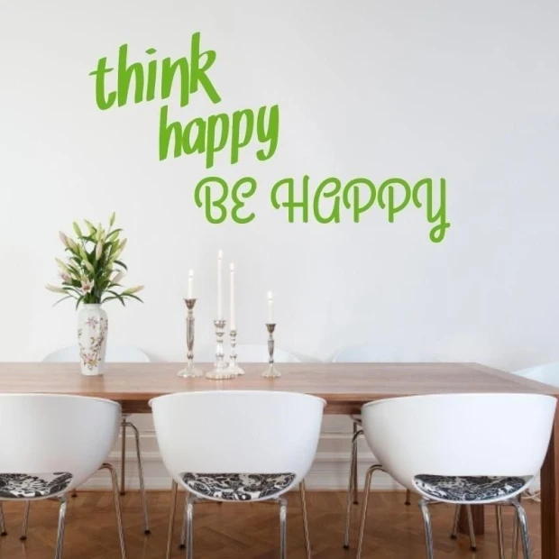 Naklejka 03X 21 think happy be happy 1744 - Aranżacja w jadalni. Jasne ściany, drewniany stół i białe krzesła
