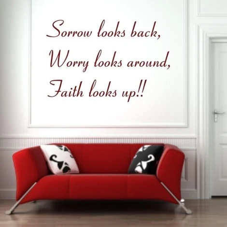 Naklejka 03X 23 sorrow looks back 1757 - Aranżacja w salonie. Ściany są jasne, a kanapa czerwona z poduszkami