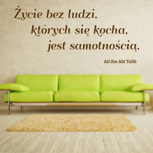 Naklejka na ścianę z cytatem o samotności w przykładowym brązowym kolorze