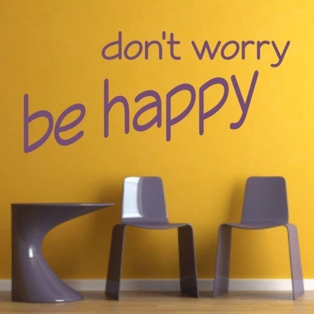 Naklejka 03X 24 dont worry be happy 1735 - Aranżacja w pokoju. Ściana w kolorze żółtym, meble w odcieniu fioletowym