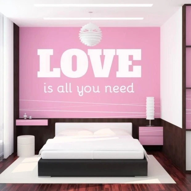 Naklejka 03X 24 love is all you need 1723 - Aranżacja w sypialni. Ściany w odcieniu różowym, meble w bieli i czerni