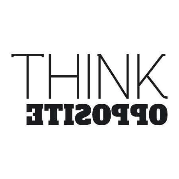 Naklejka 03X 24 think opposite 1724 - Wzór graficzny. Tekst w dwóch stylach, jeden pionowy, drugi poziomy