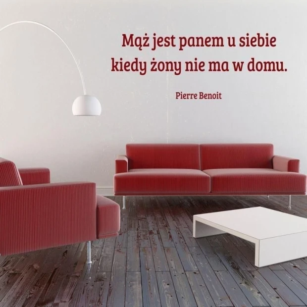 Naklejka ścienna z cytatem Pierre Benoit o mężu w przykładowym bordowym kolorze, naklejona na ścianie