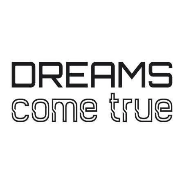 Naklejka z napisem "DREAMS come true" w przykładowym czarnym kolorze, pokazana jako wizualizacja na białym tle