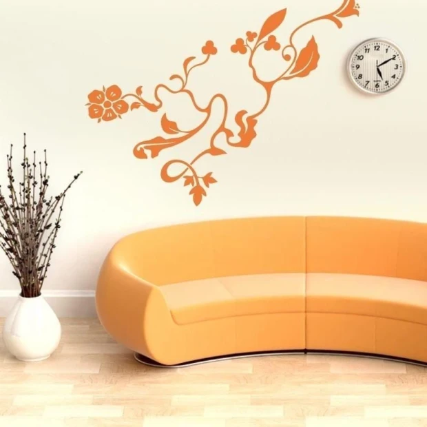 Naklejka 03X 09 ornament roślinny 1795 - Aranżacja w salonie. Ściany w jasnym kolorze, kanapa w odcieniu pomarańczowym